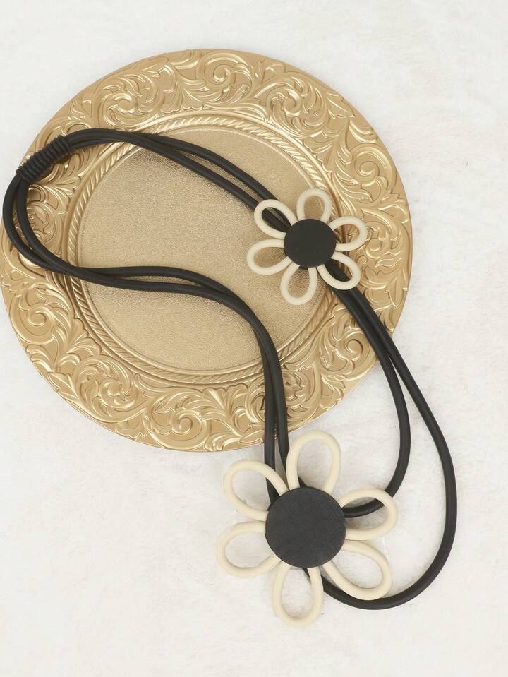 Collier en caoutchouc avec des formes de fleurs