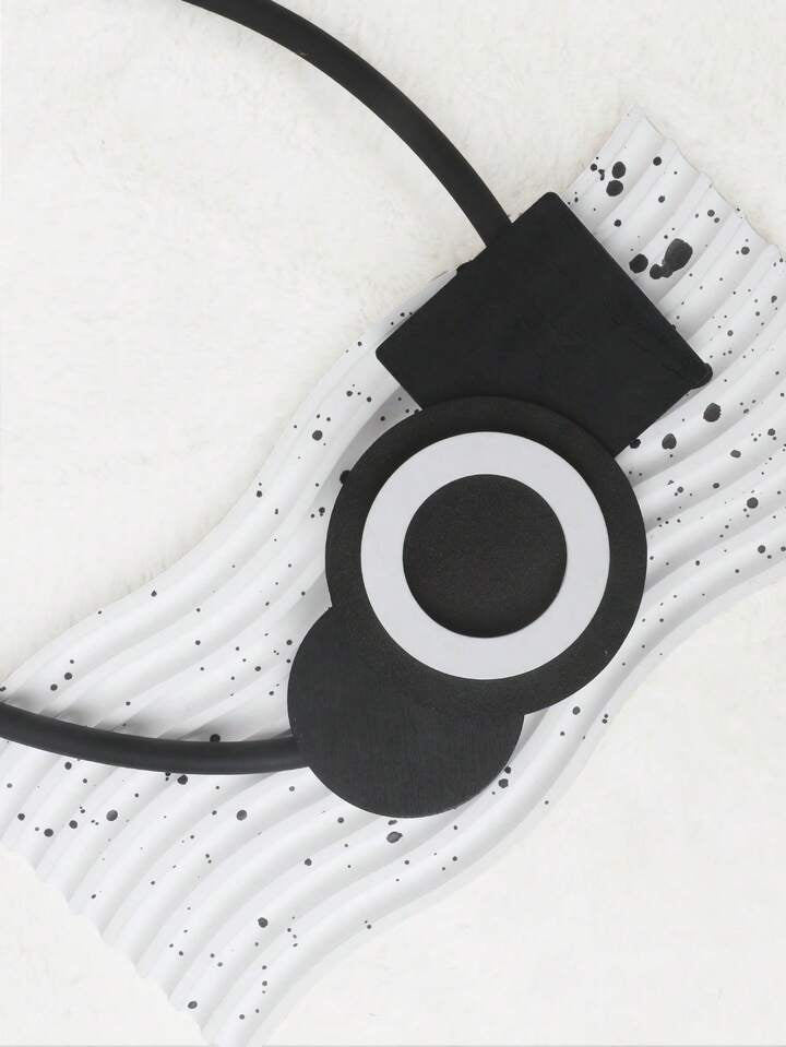 Petit collier noir et blanc géométrique