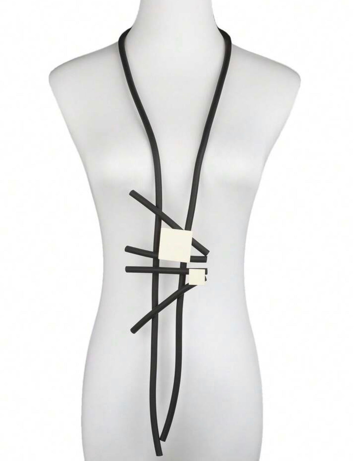 Collier géométrique à couleur neutre
