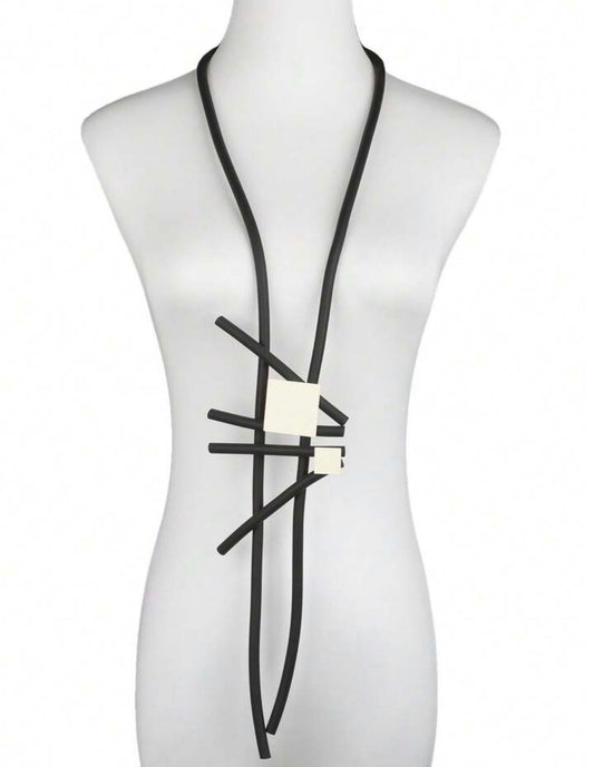 Collier géométrique à couleur neutre