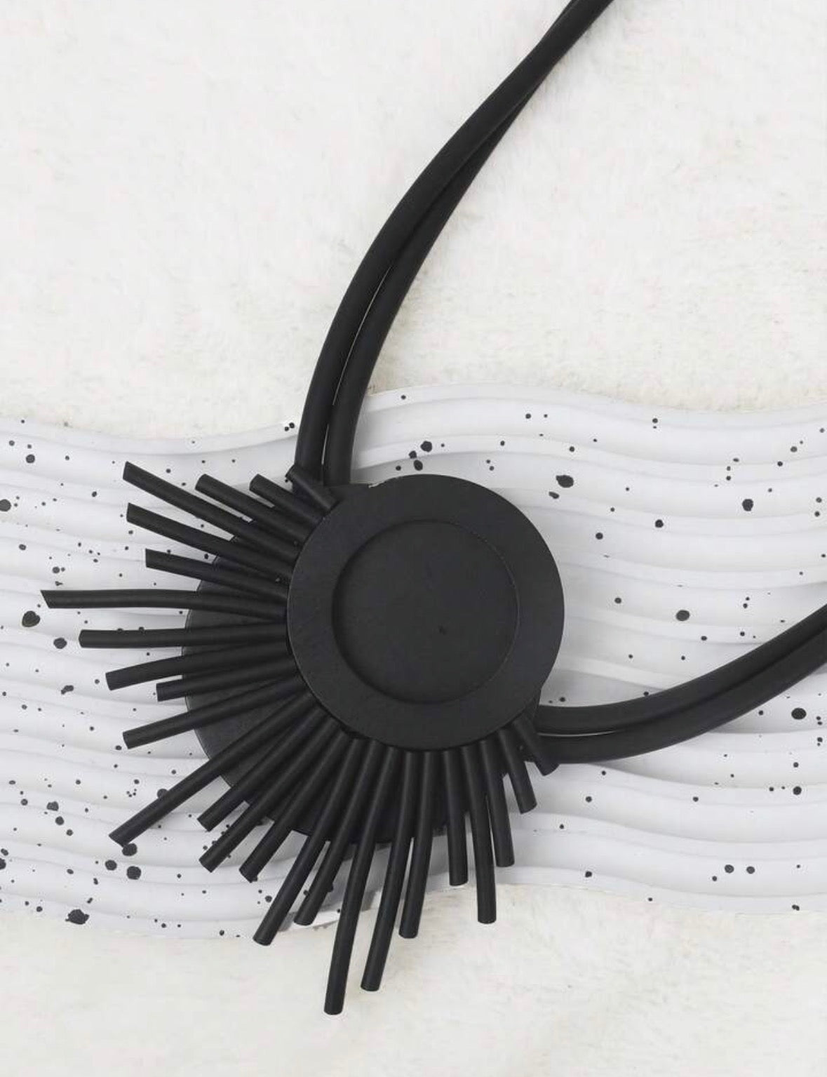 Collier noir en forme de soleil