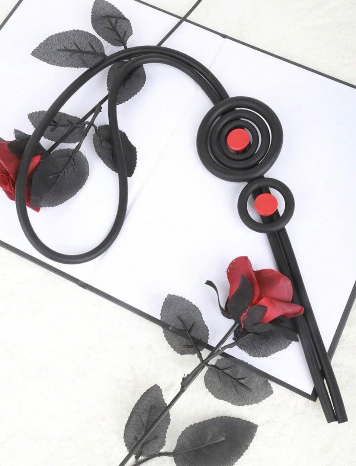 Collier noir et rouge en cercle