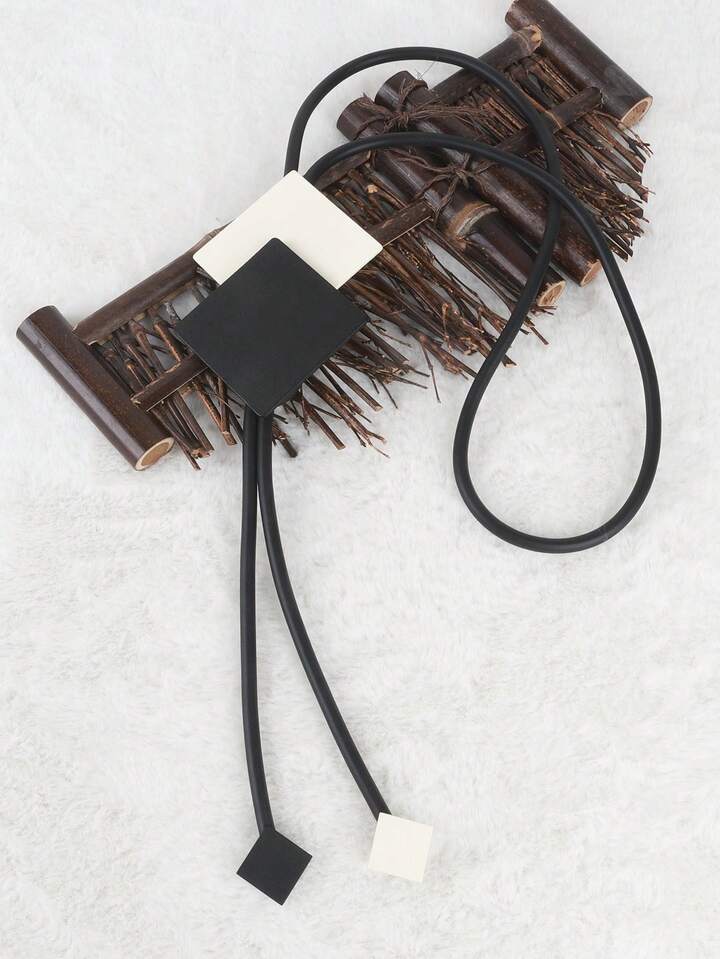 Collier géométrique noir et blanc