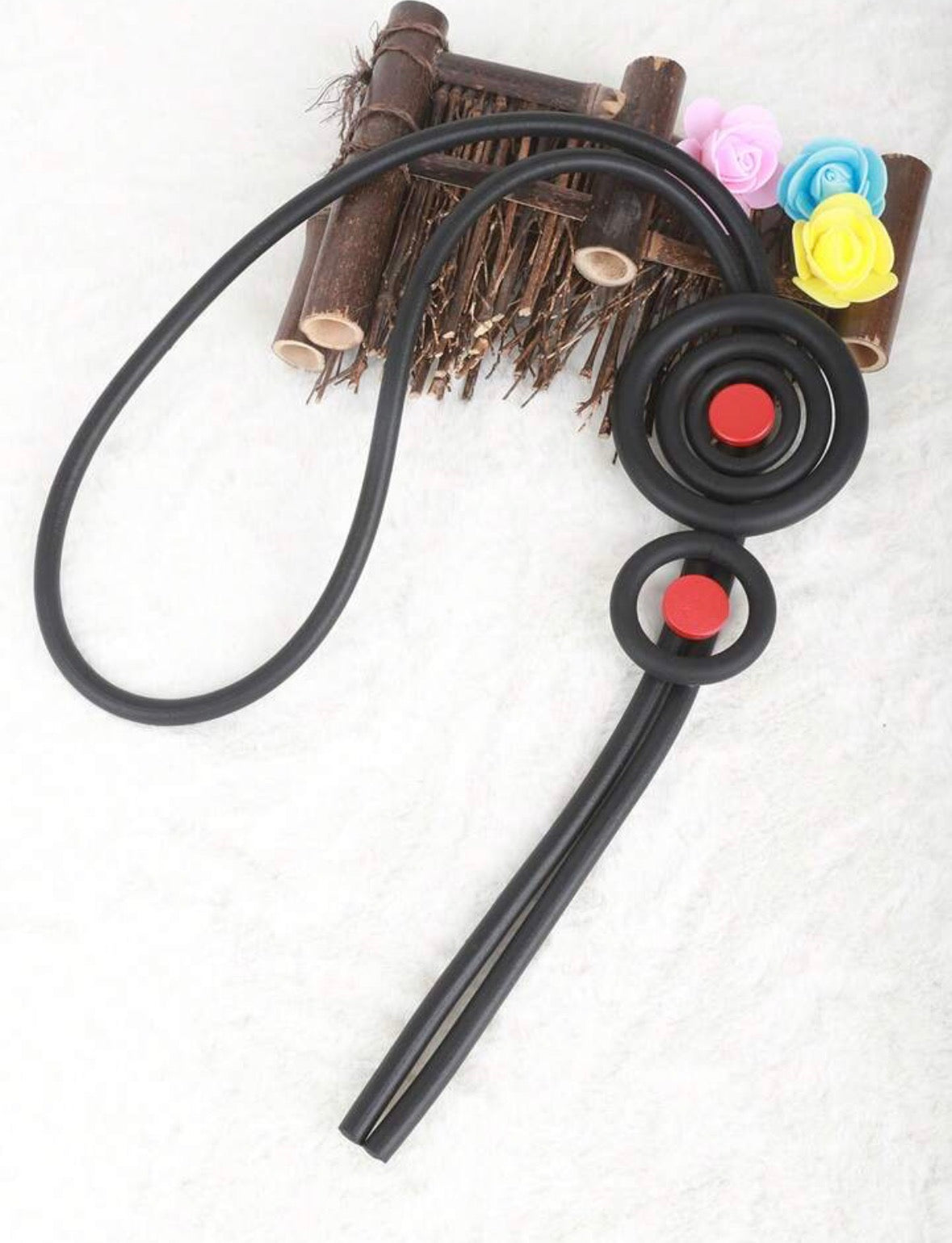 Collier noir et rouge en cercle