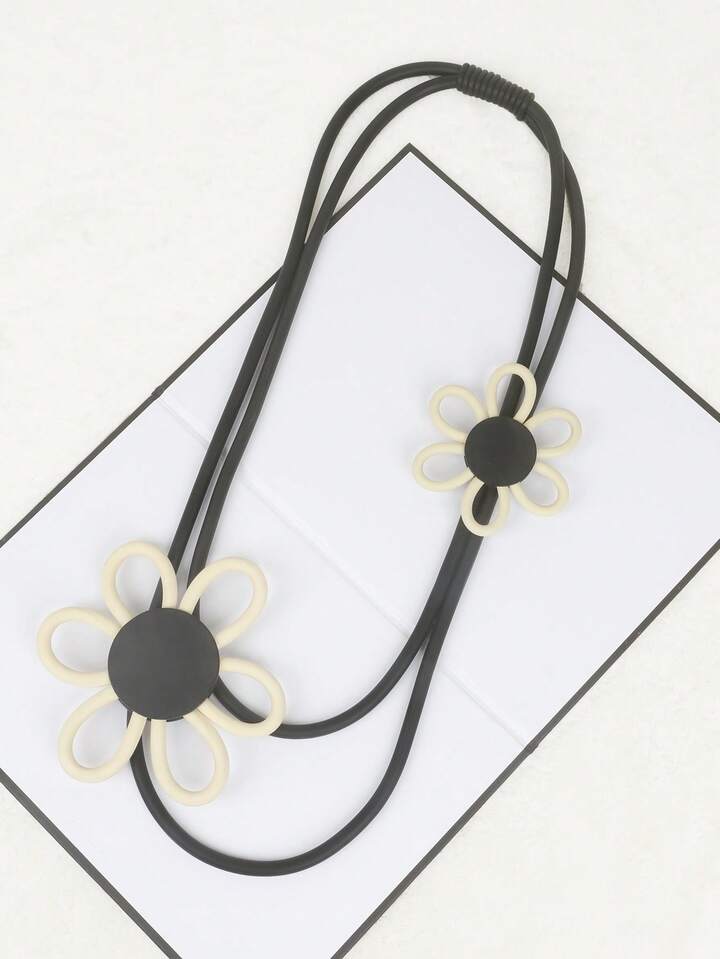 Collier en caoutchouc avec des formes de fleurs