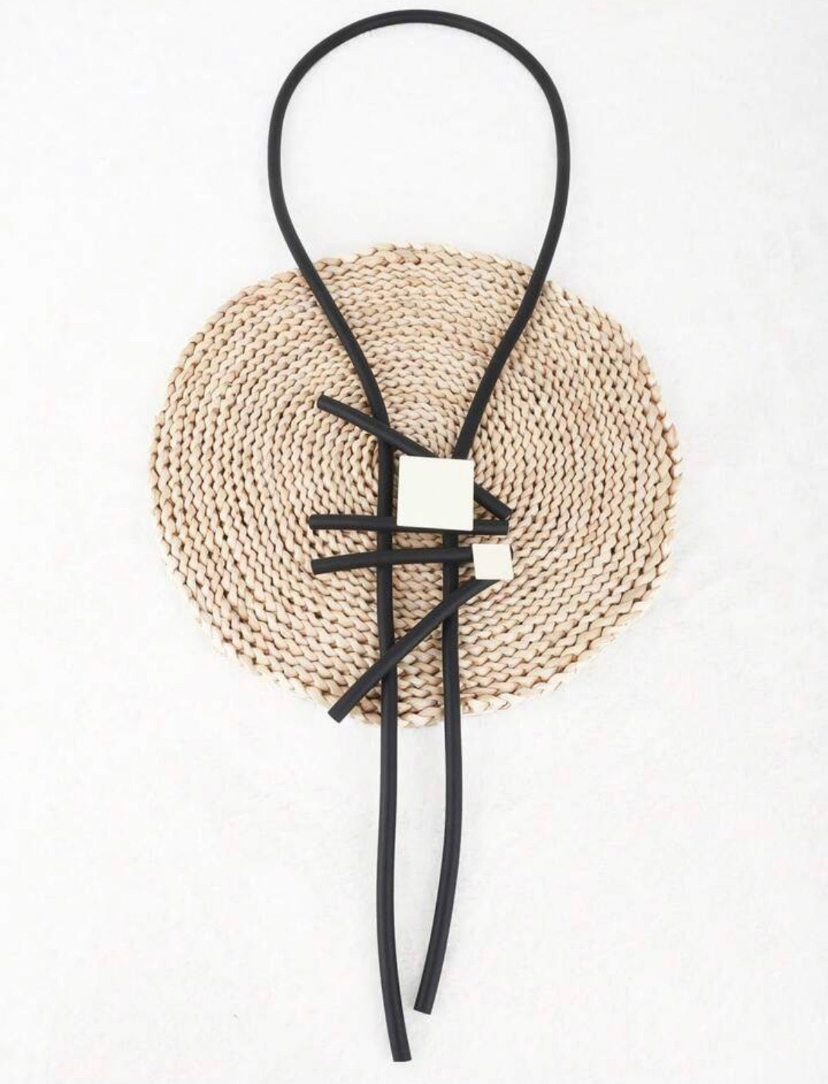 Collier géométrique à couleur neutre