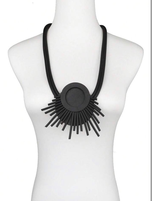 Collier noir en forme de soleil