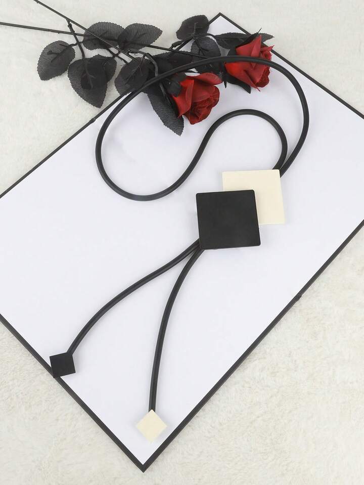 Collier géométrique noir et blanc