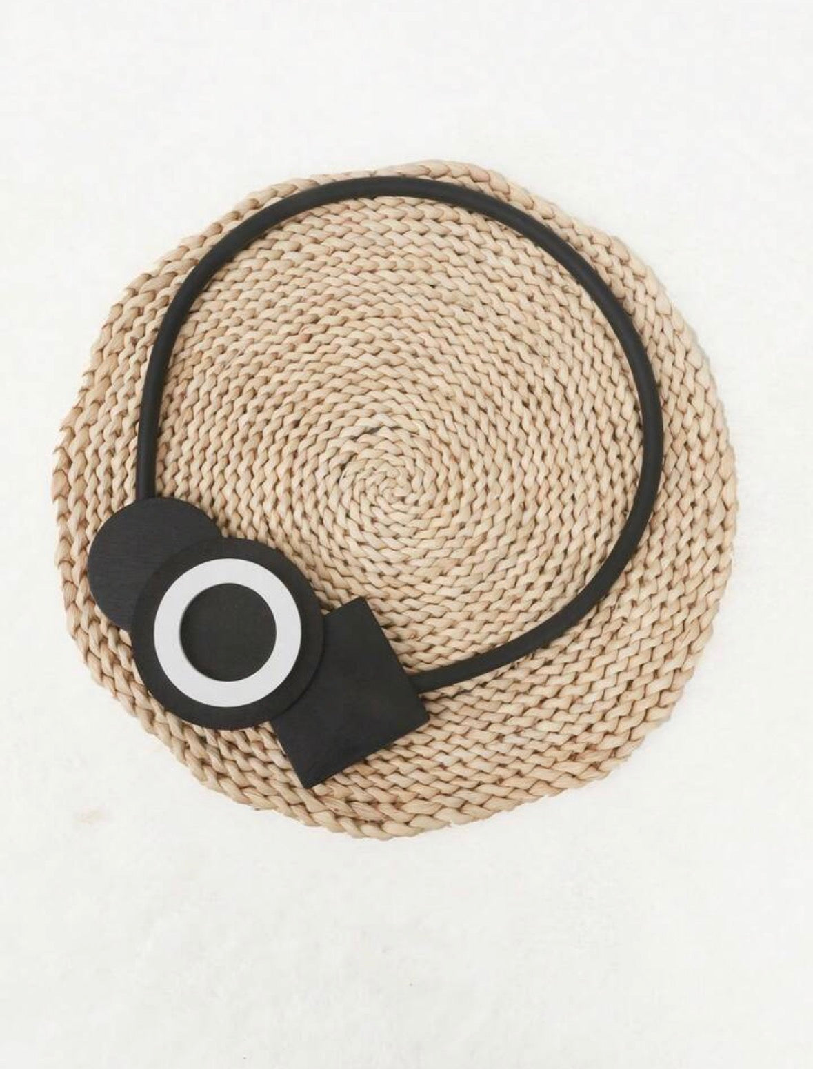 Petit collier noir et blanc géométrique