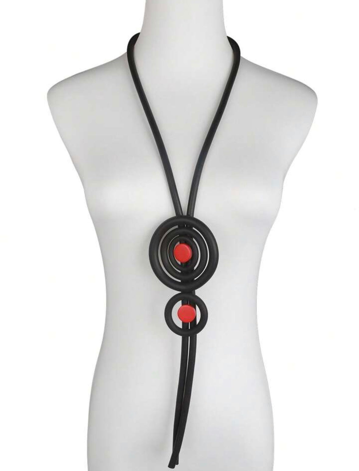 Collier noir et rouge en cercle