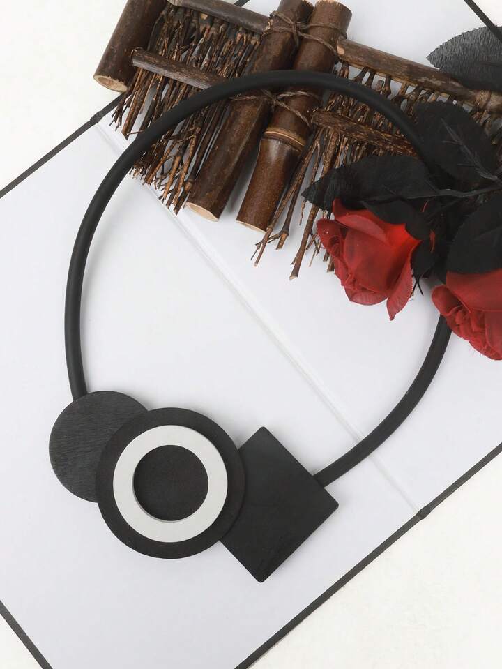 Petit collier noir et blanc géométrique