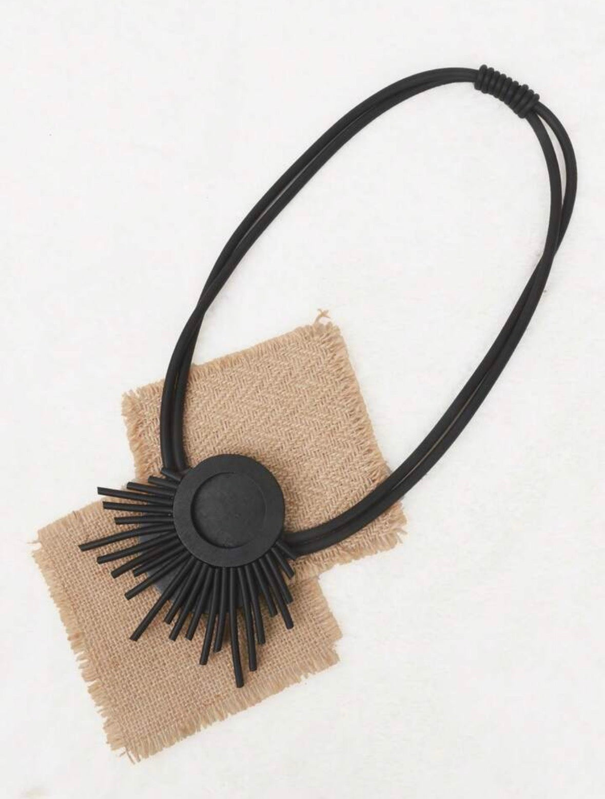 Collier noir en forme de soleil