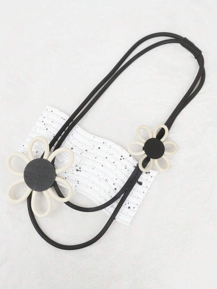 Collier en caoutchouc avec des formes de fleurs