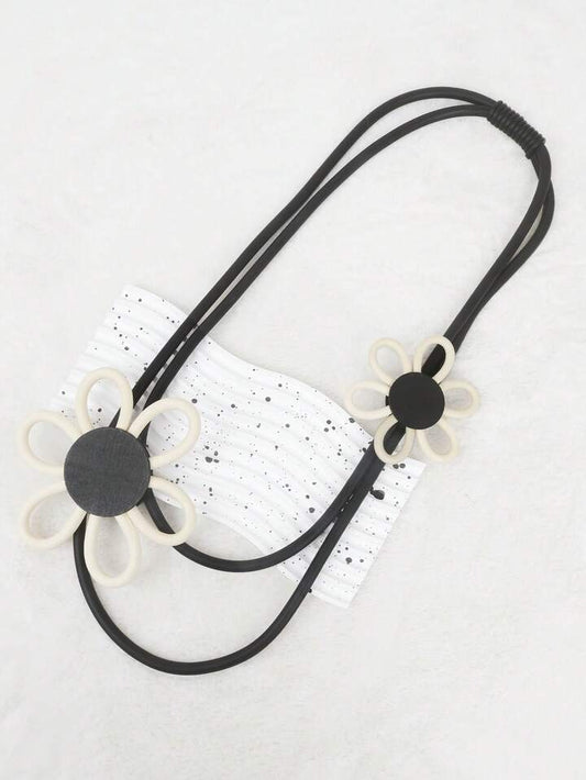 Collier en caoutchouc avec des formes de fleurs
